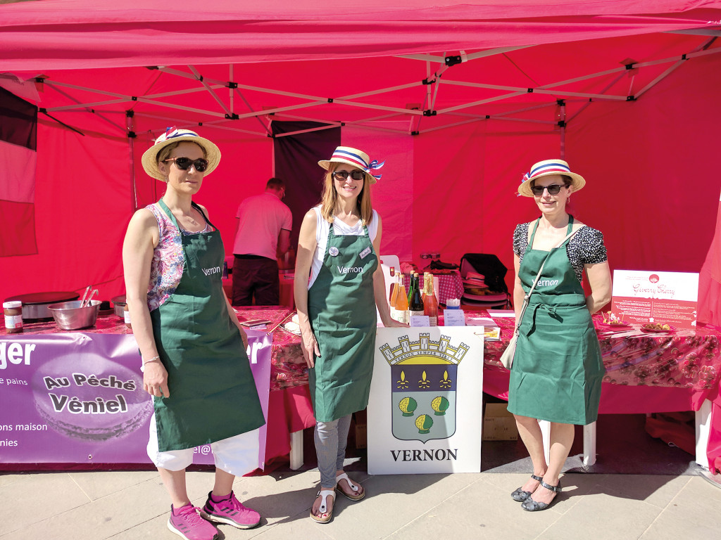 Dans le cadre du jumelage de notre ville, un petit groupe de commerçants (Anne Lavialle, M. et Mme Véniel) est parti à la foire de Massa, en Italie, pour représenter Vernon, accompagné d’un membre du comité de jumelage et de Nathalie Roger, conseillère municipale en charge des relations avec les villes jumelées. Le stand vernonnais installé au cœur de la foire a été l’occasion de faire découvrir aux visiteurs les produits normands et de faire rayonner notre territoire. Dans quelques jours, c’est à notre tour d’accueillir nos villes jumelées. Rendez-vous à la Foire de Vernon le premier week-end de juin !