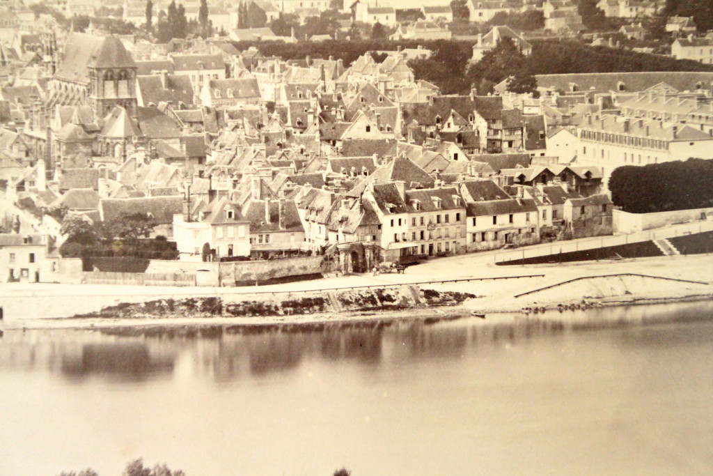 Quand la rue Bourbon-Penthièvre menait encore de la collégiale jusqu’au bord de Seine.