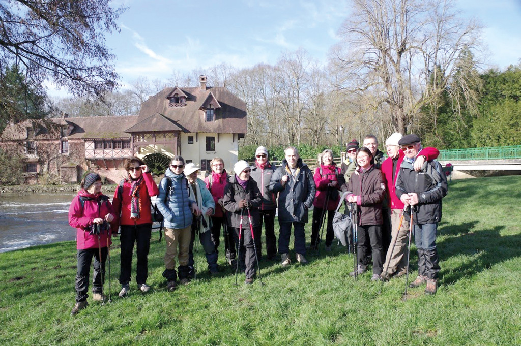 Enthousiasme chevillé aux crampons, les marcheurs traînent leurs semelles de vent dans les sentiers normands