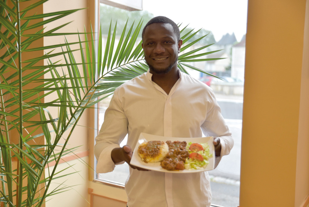 Restaurant des Tourelles : le Sénégal est juste de l’autre côté du pont.
