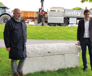 Le mystérieux sarcophage datant de près de 2000 ans est réapparu à Vernon le 19 juin à proximité du Quai des Croisiéristes. Plusieurs Vernonnais et quelques touristes ont assisté à la pose de la sépulture après sa remise en état. Depuis 2012, cette pièce antique exceptionnelle était stockée au centre technique municipal. La remise en état du sarcophage s’est effectuée dans le respect du vieillissement de la pierre, donnant à la sépulture tout son cachet.