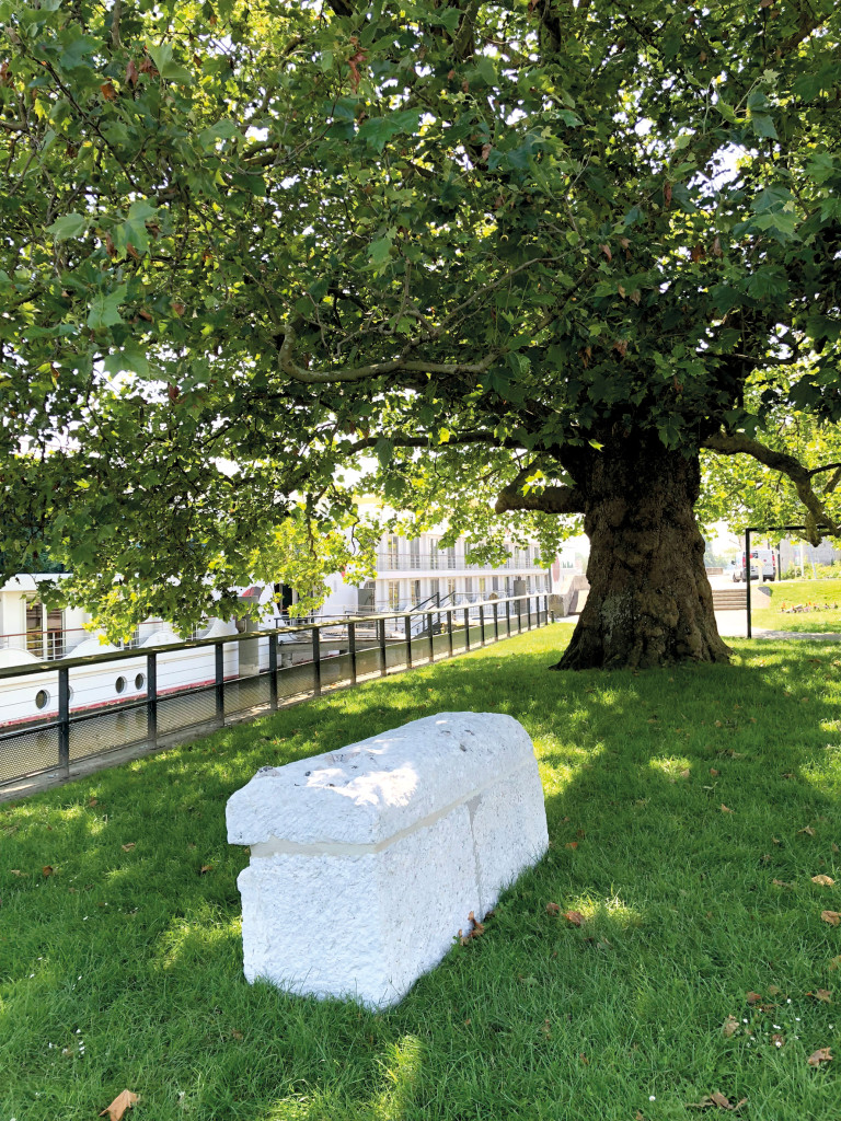 Le mystérieux sarcophage datant de près de 2000 ans est réapparu à Vernon le 19 juin à proximité du Quai des Croisiéristes. Plusieurs Vernonnais et quelques touristes ont assisté à la pose de la sépulture après sa remise en état. Depuis 2012, cette pièce antique exceptionnelle était stockée au centre technique municipal. La remise en état du sarcophage s’est effectuée dans le respect du vieillissement de la pierre, donnant à la sépulture tout son cachet.