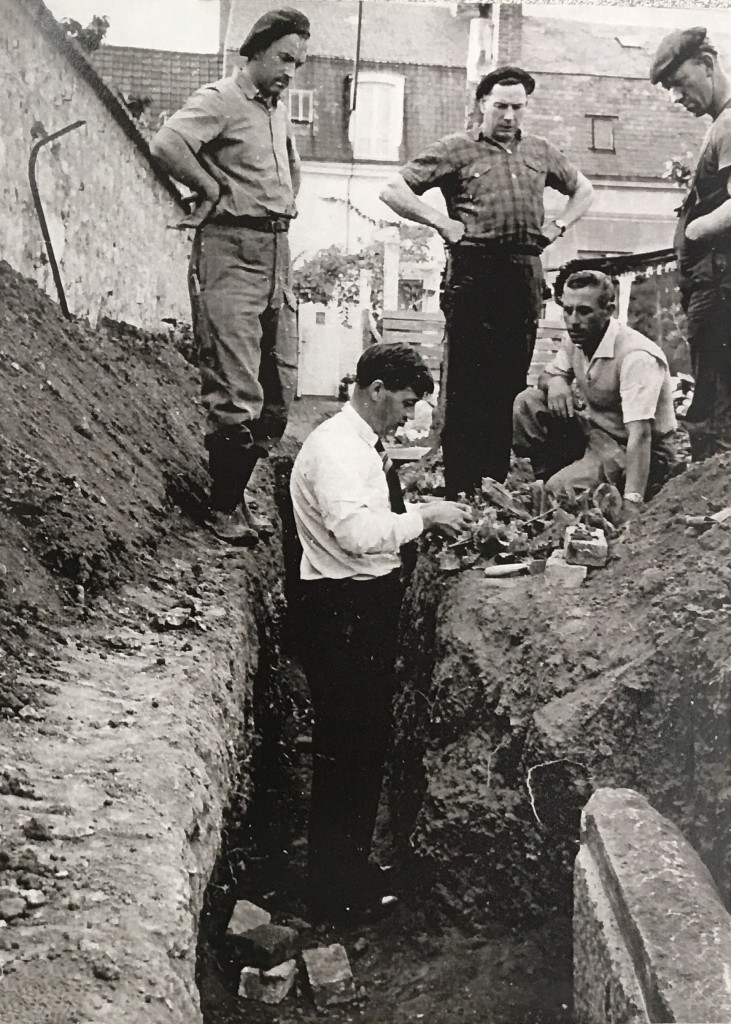 Octobre 1964. Au bas de l’avenue de l’Ardèche, des ouvriers mettent à jour un sarcophage en pierre de Vernon. 