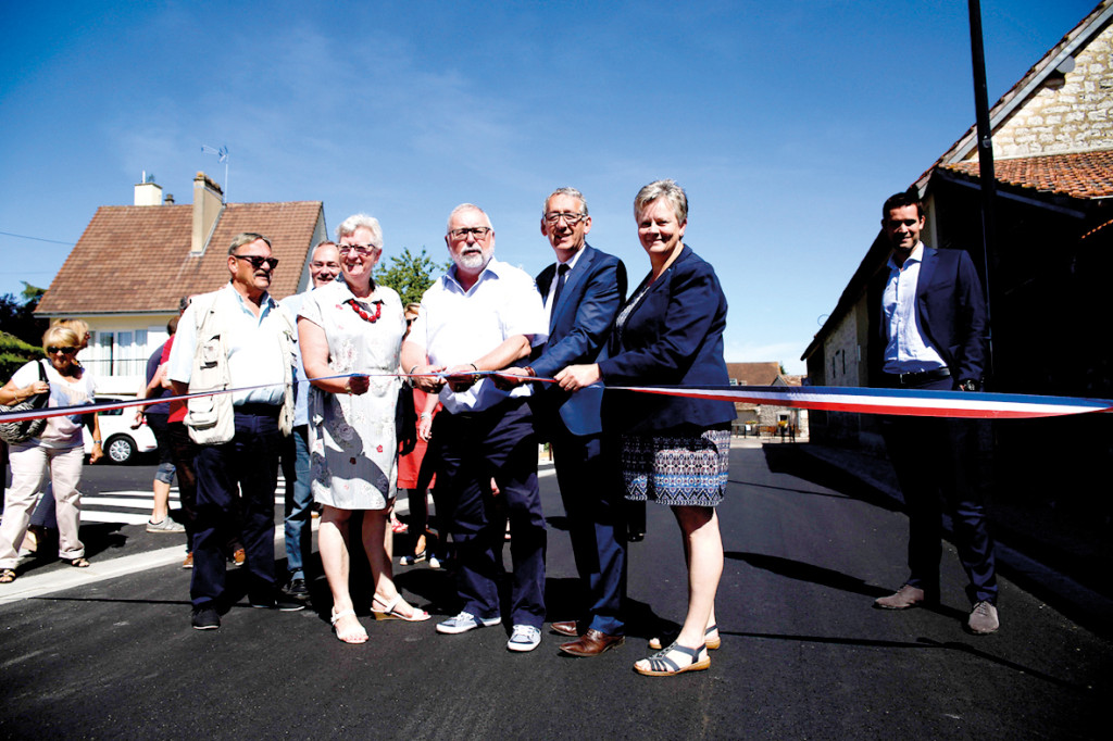 La troisième phase des travaux vient de s’achever. Après avoir inauguré en 2016 la partie vernonnaise, c’était au tour des Saint-Marcellois de bénéficier d’un axe routier rénové. Insécurité et vitesse font désormais partie du passé. C’était une promesse de campagne de Gérard Volpatti et Sébastien Lecornu. Le maire de Vernon François Ouzilleau a salué l’excellent travail des deux communes. Une coopération amenée à se poursuivre avec les travaux en cours sur le boulevard urbain et l’aménagement des berges de Seine.