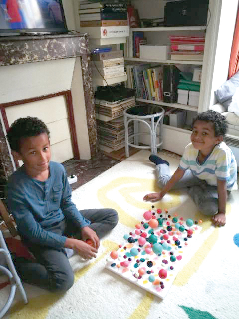 Ruben Edmond Demilly a huit ans, il est l’auteur de cette œuvre qui remporte le concours organisé à l’occasion du passage du Tour de France à Vernon. À l’invitation d’Olivier Gerval - l’artiste créateur des statues People qui décorent le parc des Tourelles à Vernonnet - les jeunes de 7 à 14 ans étaient invités à représenter une foule avec la technique de leur choix. Le lauréat a remporté un vélo offert par Carrefour Vernon qui lui sera remis le 14 juillet.