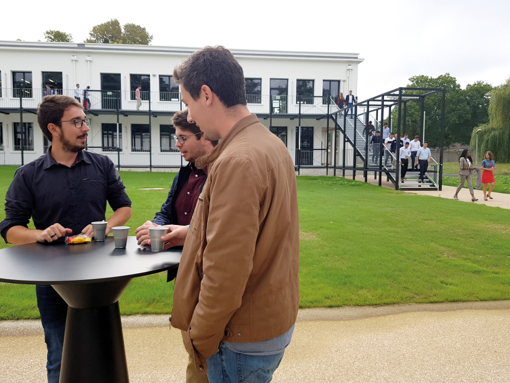 Des locaux ultra modernes dans un écrin de verdure.