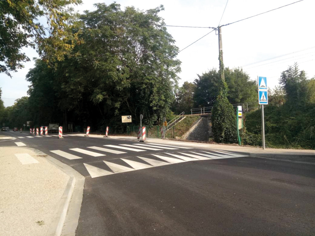 Les travaux de sécurisation du croisement entre la départementale 6015 et la rue du Petit Val ont pris fin le 21 août. L’intersection est désormais dotée d’un plateau destiné à faire chuter la vitesse de 70 à 50 puis 30 km/h et de deux passages piétons à bandes éclairés par des projecteurs. Il s’agit d’une demande de longue date des habitants du Petit Val.