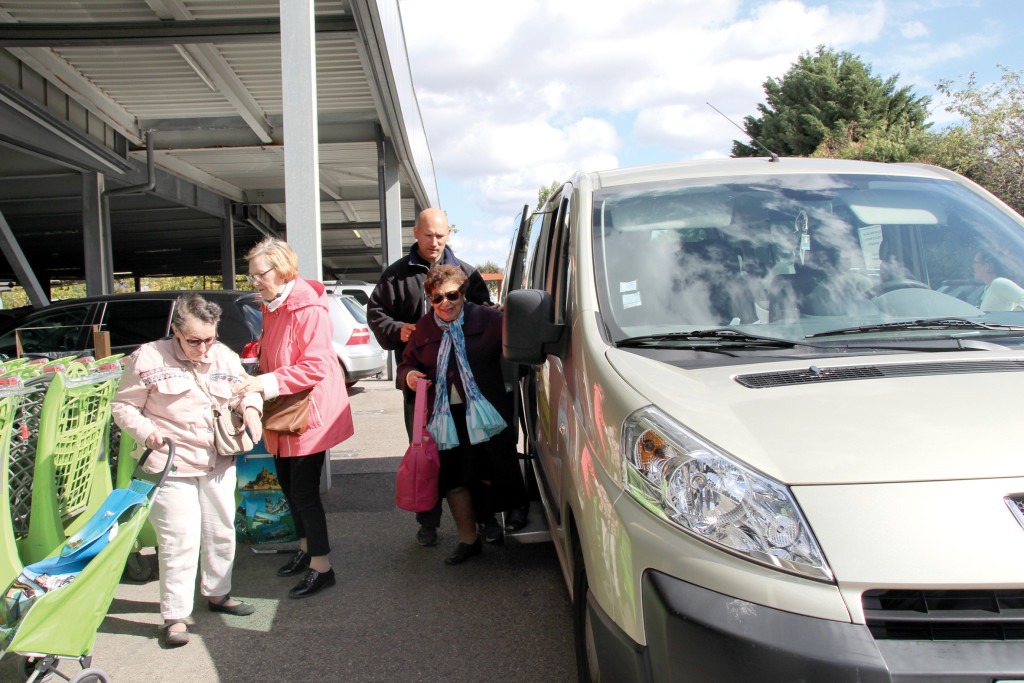 Avec le transport à la demande, les séniors peuvent se rendre au supermarché quand ils le souhaitent, le tout gratuitement.