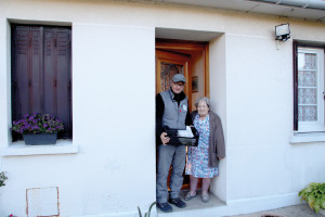 A 92 ans, Jacqueline Gaudet reçoit tous les jours son plateau repas des mains de Francis, le livreur du CCAS.