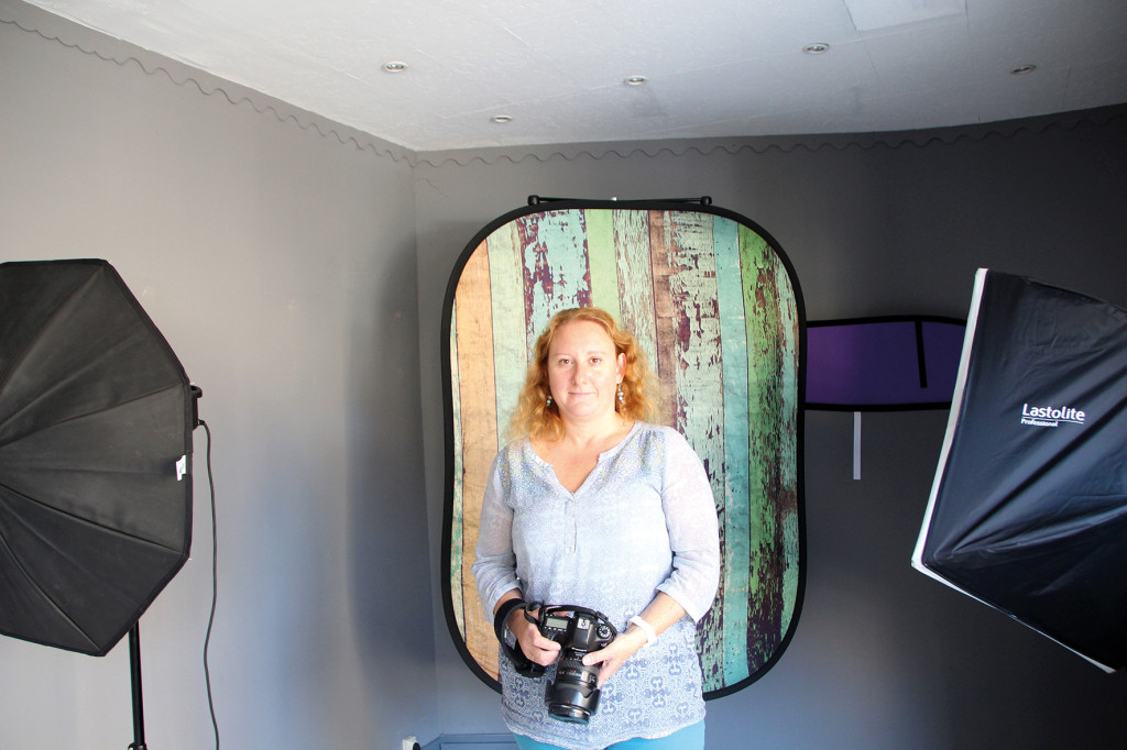 Dans son studio, Valérie a choisi le minimalisme : « un fond, des spots et l’âme de la personne photographiée ».