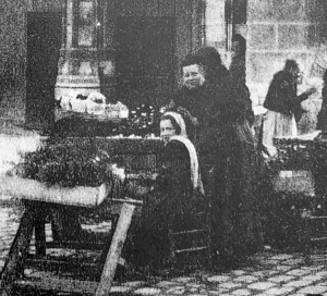 Notre petite vendeuse de buis, assise au premier plan devant la collégiale.