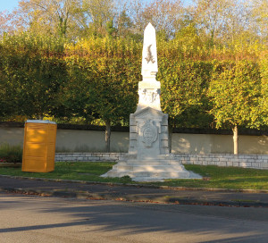 Sur le monument des Ardéchois, les traces des combats de la Seconde guerre mondiale ont été préservées.