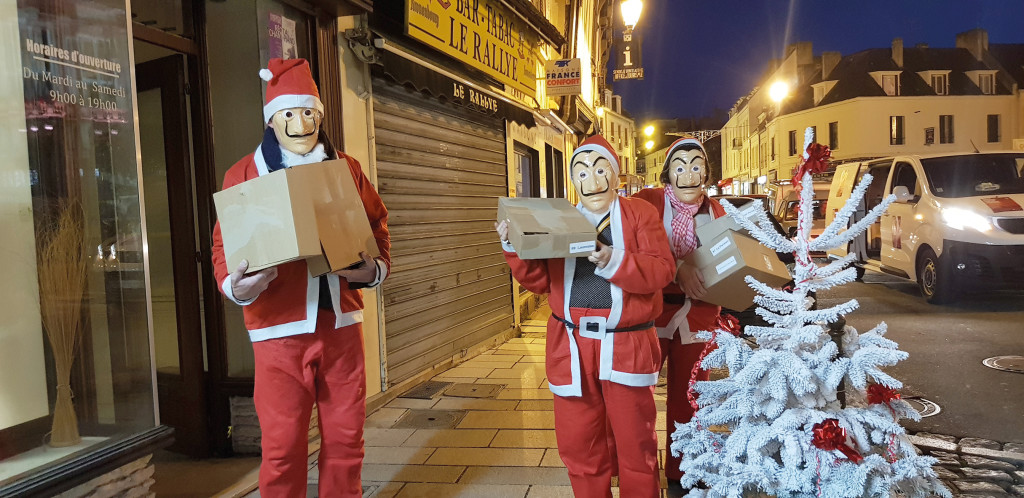 Grâce à leur déguisement, les membres du Club des Commerçants protègent leur anonymat tout en se faisant remarquer !