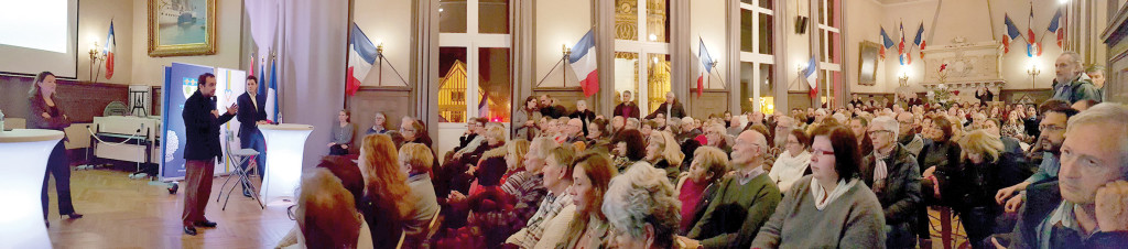 La salle des mariages était comble vendredi 14 décembre pour la dernière grande réunion publique à laquelle 200 personnes ont assisté.