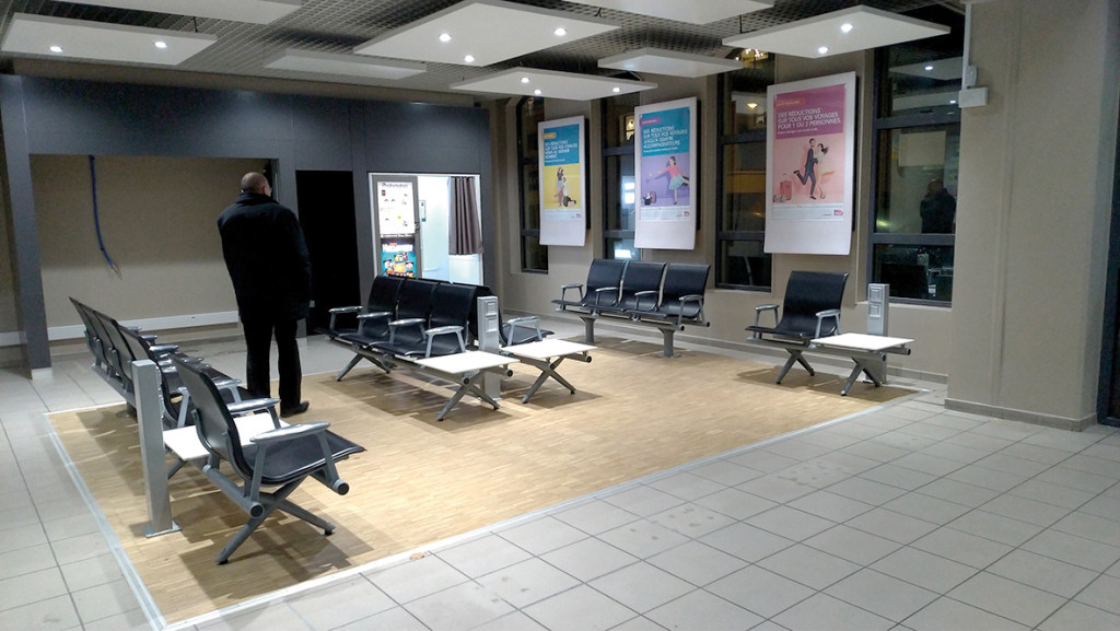 Entamés fin septembre, les travaux à la gare sont terminés. Leur objectif : rendre la zone d’attente accessible à tous les publics. La SNCF en a profité pour relooker ses installations. Plancher en bois, parois vitrées, éclairage et chauffage rénovés dans la salle, nouveaux bancs et abris sur les quais. 370 000 € ont été investis dans ce chantier financé à 75% par la région.