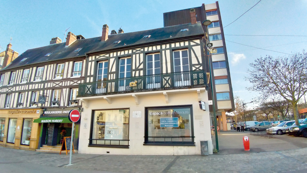 Avec son lion en fer et ses colombages, le bâtiment est emblématique de la place de Gaulle.