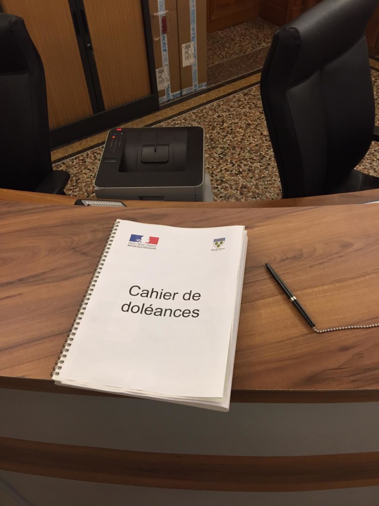 Dans le cadre de ce dialogue avec les Français et avant la rencontre du Président de la République avec les maires de l'Eure le 15 janvier dernier, il a été décidé d’ouvrir des cahiers de doléances dans les mairies et c’est le cas à Vernon. Depuis le 3 janvier, ce cahier est accessible à l’accueil de l’hôtel de ville et sur internet. Il s’agit d’un espace de libre expression où les habitants peuvent formuler leurs suggestions.