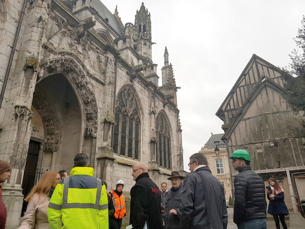 Le 8 février, la réunion de chantier entre l’architecte et les entreprises concernées a sonné le début des travaux pour sauver la collégiale Notre-Dame. La phase 0 est maintenant entamée et les premières actions seront menées en mars. À ce stade, il s’agit de travaux préparatoires : purger les parements dangereux, empêcher l’intrusion des pigeons et nettoyer les fientes. La phase 0 s’étendra jusqu’à début 2020 et sera peu visible du public. La phase 1 prendra ensuite le relais avec des travaux plus lourds, nécessitant des échafaudages extérieurs. Au total, 4 phases se succéderont avec une fin de la restauration prévue pour 2030. Le budget de cette phase préliminaire s’élève à 319 000 €, dont 65 000 € ont été récoltés par la Fondation Vernon Patrimoine présidée par Sébastien Lecornu.