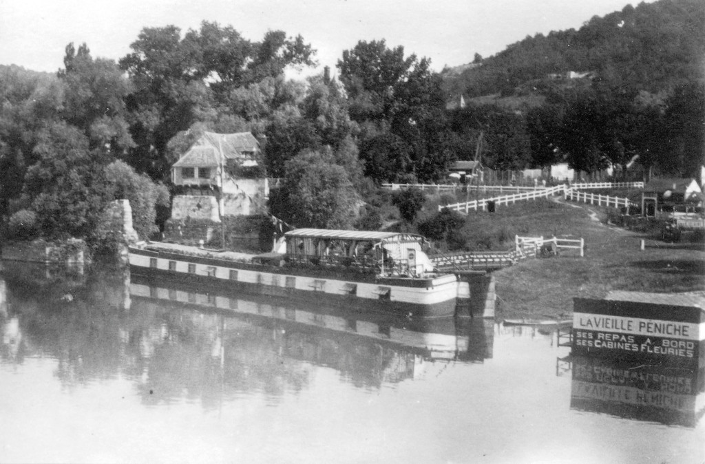 Durant les années folles, une péniche-guinguette, était amarrée à côté du vieux Moulin.