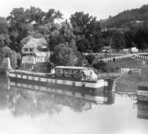 Durant les années folles, une péniche-guinguette, était amarrée à côté du vieux Moulin.