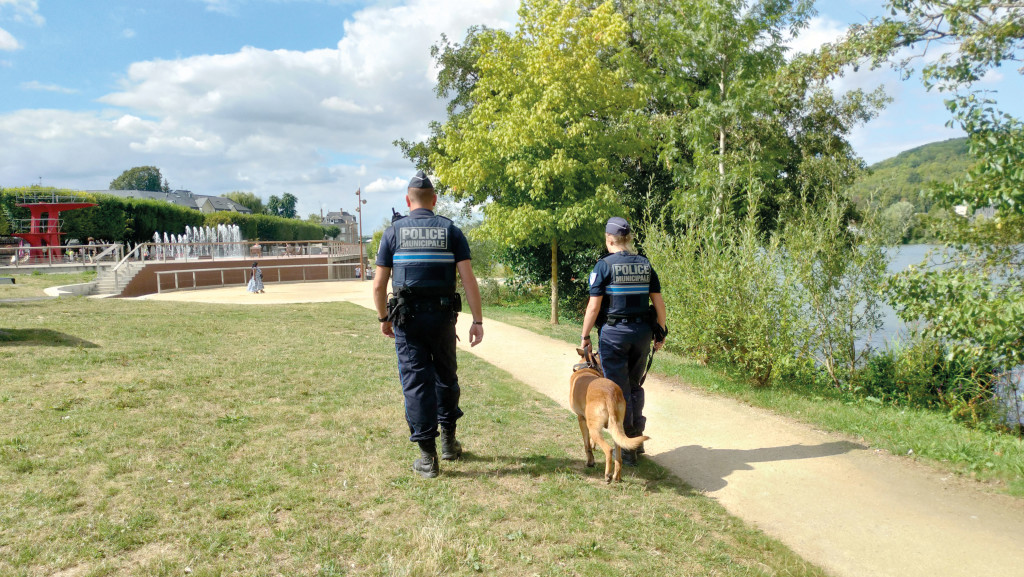 La police municipale effectue de nombreuses patrouilles pédestres avec Indy, le chien de la brigade. Le but : dissuader les comportements malveillants.