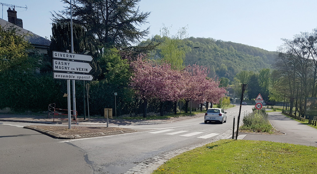 Une réunion publique se tiendra en mairie le 26 avril à 19h au sujet de la requalification de la départementale reliant Vernon à Giverny. Cette route touristique va faire l’objet d’aménagements à valeur ajoutée. La création d’espaces de stationnement et de ralentisseurs améliorera sa sécurité. Des trottoirs végétalisés conféreront également une qualité paysagère à cette voie. Ainsi, l’entrée de Vernon sera embellie, comme le prévoit l’engagement n°25 de Vernon Mérite Mieux.