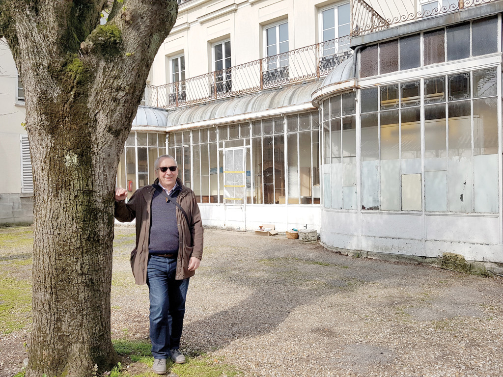 Le bâtiment, propriété de l’ASSIV, dispose de deux étages, d’une cour et d’une véranda.