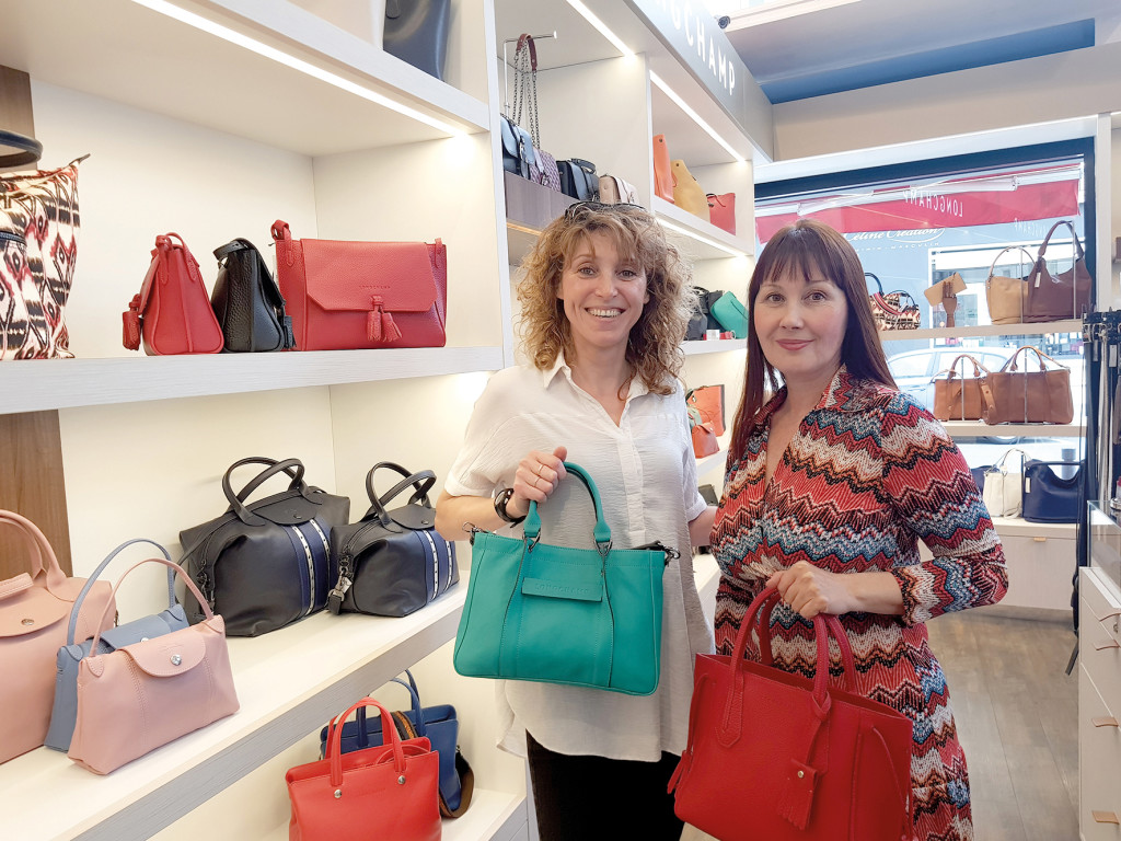 Lena Delorme est épaulée par Véronique, sa conseillère de vente.