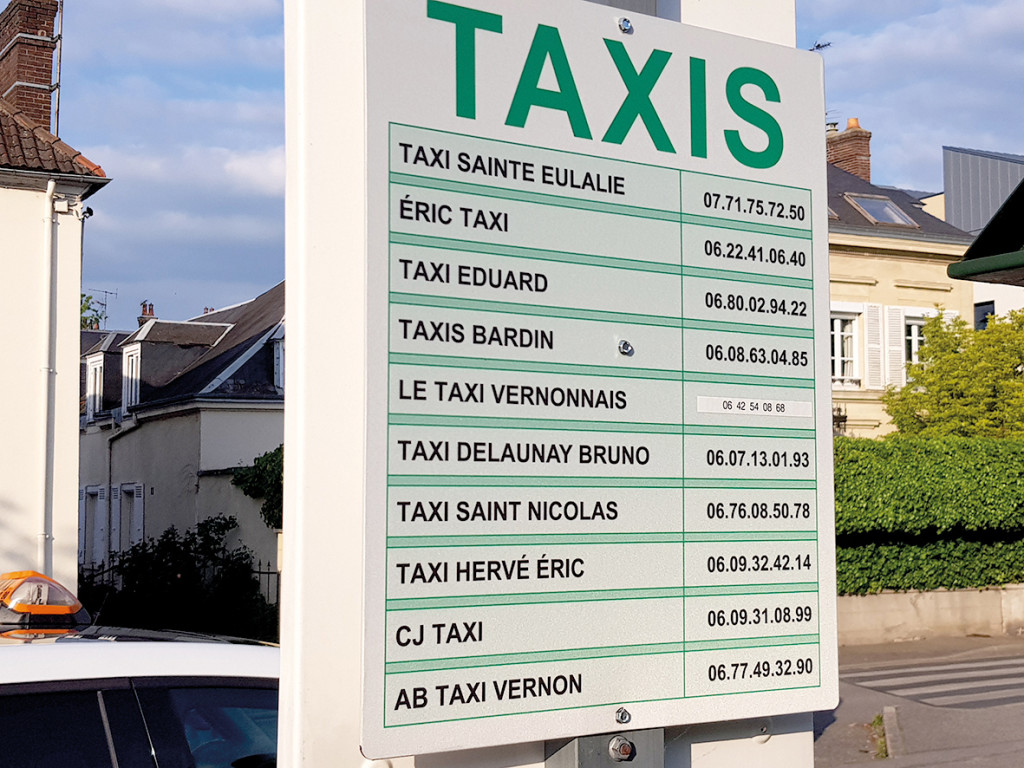 La station de taxis, où l’on trouve tous les numéros de téléphone, est située près de la gare.