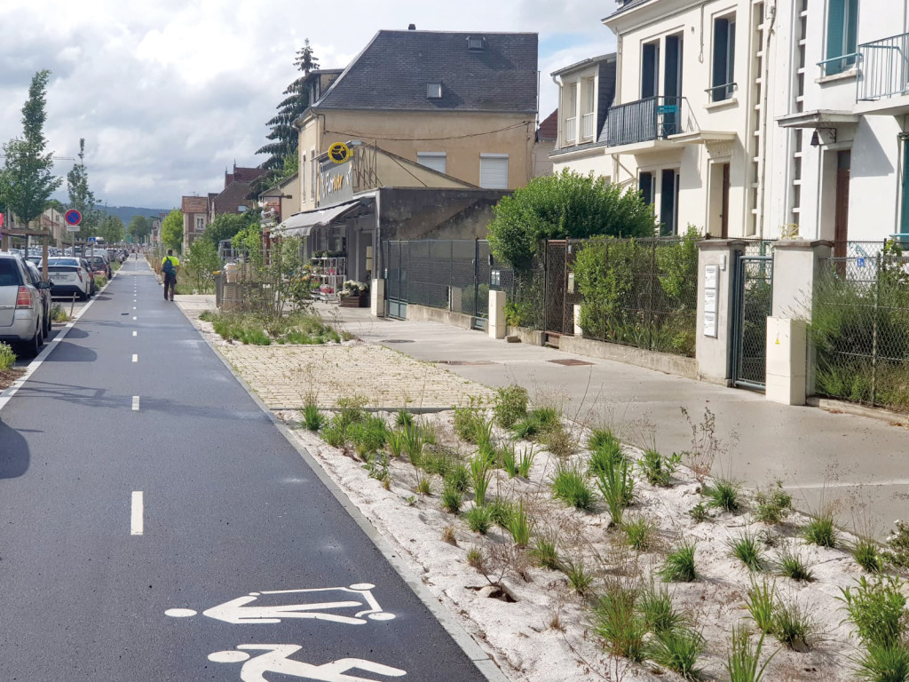 En 2018, la municipalité a entièrement repensé l’avenue de Rouen pour que la nature et l’individu reprennent leur place dans un axe abandonné aux seules voitures. 