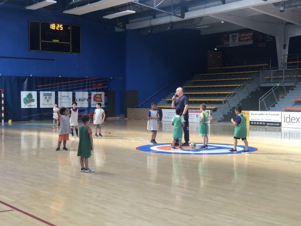 Avec ces nombreux clubs, dont certains de haut niveau, Vernon est une terre de sport. La ville s’engage pour développer la pratique d’une activité sportive chez les plus jeunes (engagement n°100 de Vernon mérite mieux) :