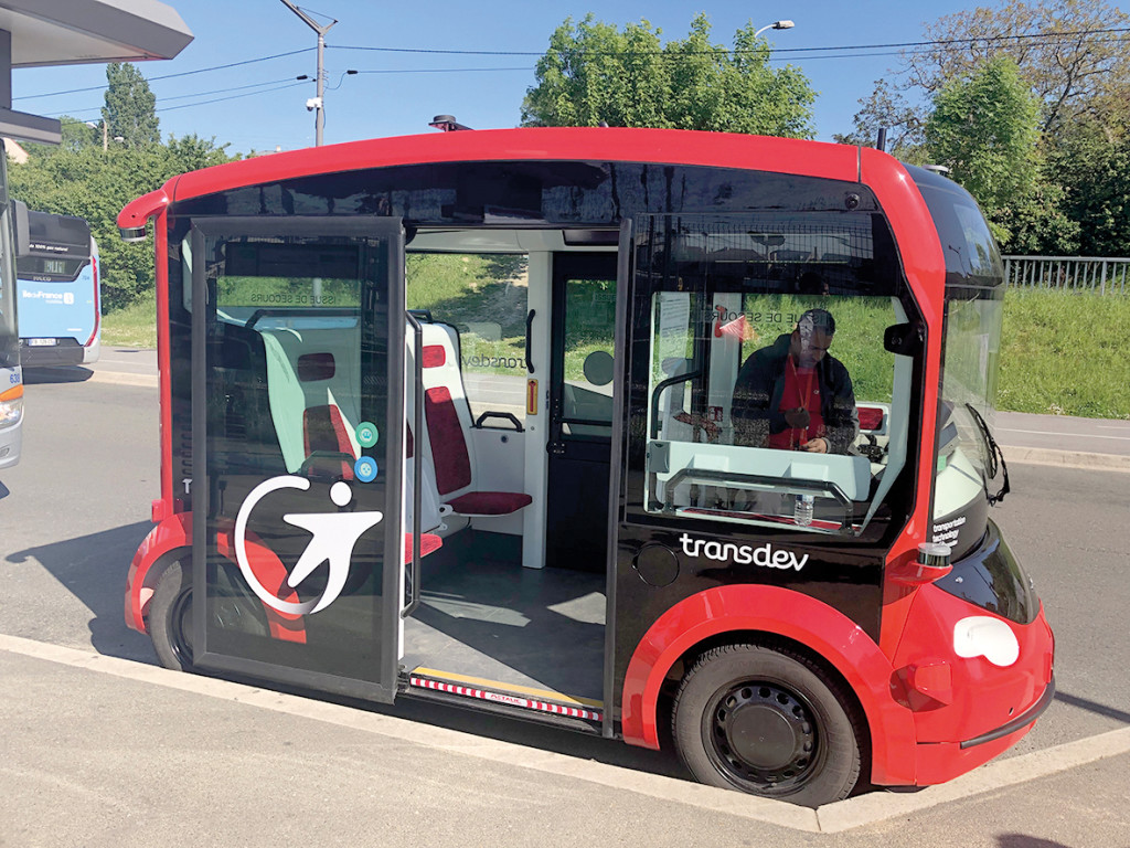 ur l’axe Vernon-Giverny, un car 100% électrique a été mis en service cette année. Bientôt, une navette autonome, propre et sans conducteur, transportera également les touristes. Ce projet, baptisé Nimfea et labellisé « France Mobilités » par le ministère des Transports, constituera la première expérimentation du genre en France.
