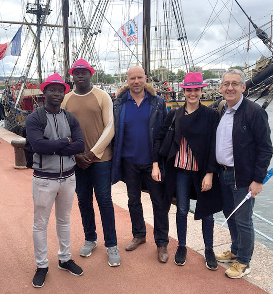 Lors de la parade, des dizaines de voiliers naviguent sur la Seine.