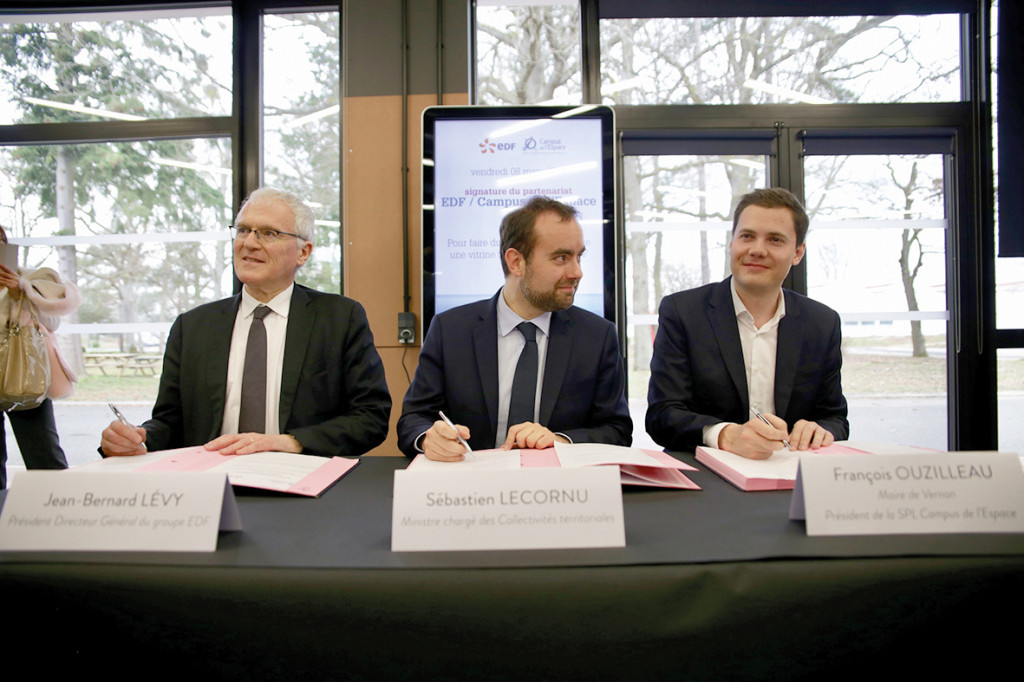 Le partenariat a été signé par Jean-Bernard Lévy, PDG du groupe EDF, Sébastien Lecornu, ministre chargé des collectivités territoriales et François Ouzilleau, maire de Vernon.