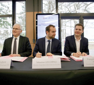 Le partenariat a été signé par Jean-Bernard Lévy, PDG du groupe EDF, Sébastien Lecornu, ministre chargé des collectivités territoriales et François Ouzilleau, maire de Vernon.