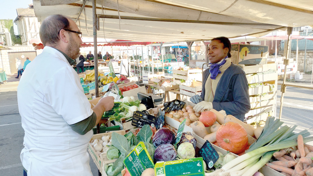 situé au coin de la place du Vieux-René et de l’avenue Pierre Mendès-France, le stand de Marie Malsang est entièrement composé de produits issus de l’agriculture biologique.