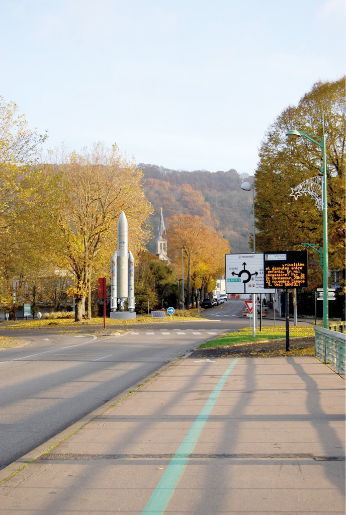Le 21 juin dernier, 40 jeunes ont eu la chance de visiter le fleuron de l’aérospatiale mondiale : le Salon international de l’aéronautique et de l’espace du Bourget. Tous étaient invités par la ville de Vernon pour les récompenser de leur implication dans un projet mené en partenariat avec l’Education nationale, l’ITII Normandie et Ariane Group. Celui-ci consiste en la réalisation d’une maquette de fusée de 6 mètres qui, une fois terminée, trônera sur le rond-point de Vernonnet.  « L’objectif, c’est d’avoir un symbole de l’histoire aérospatiale de Vernon », explique Hervé Herry, conseiller municipal. Une identité que la mairie ne cesse de défendre depuis le retour de Vernon dans la Communauté des Villes Ariane au début du mandat. Ainsi, Vernon sera la marraine officielle d’un tir de la fusée Ariane 5, fin juillet 2019, sur laquelle sera apposé son blason ! Un lancement retransmis en direct à l’hôtel de ville. D’ailleurs, c’est au Campus de l’Espace que se prépare l’avenir spatial européen. En effet, c’est ici qu’est élaboré le moteur Vulcain qui équipera la future Ariane 6 dont le premier vol est fixé au 16 juillet 2020.  n