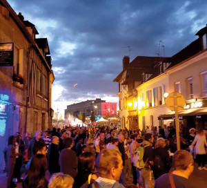 Le soir du vendredi 21 juin, les rues de Vernon étaient en pleine liesse. Et pour cause, jamais une Fête de la Musique n’avait attiré tant de monde. Autant de mélomanes qui ont pu profiter des nombreuses animations dans les bars et des 3 scènes installées par la ville rue Carnot, dont une sur la nouvelle place Chantereine, pour des concerts de 18h à minuit.