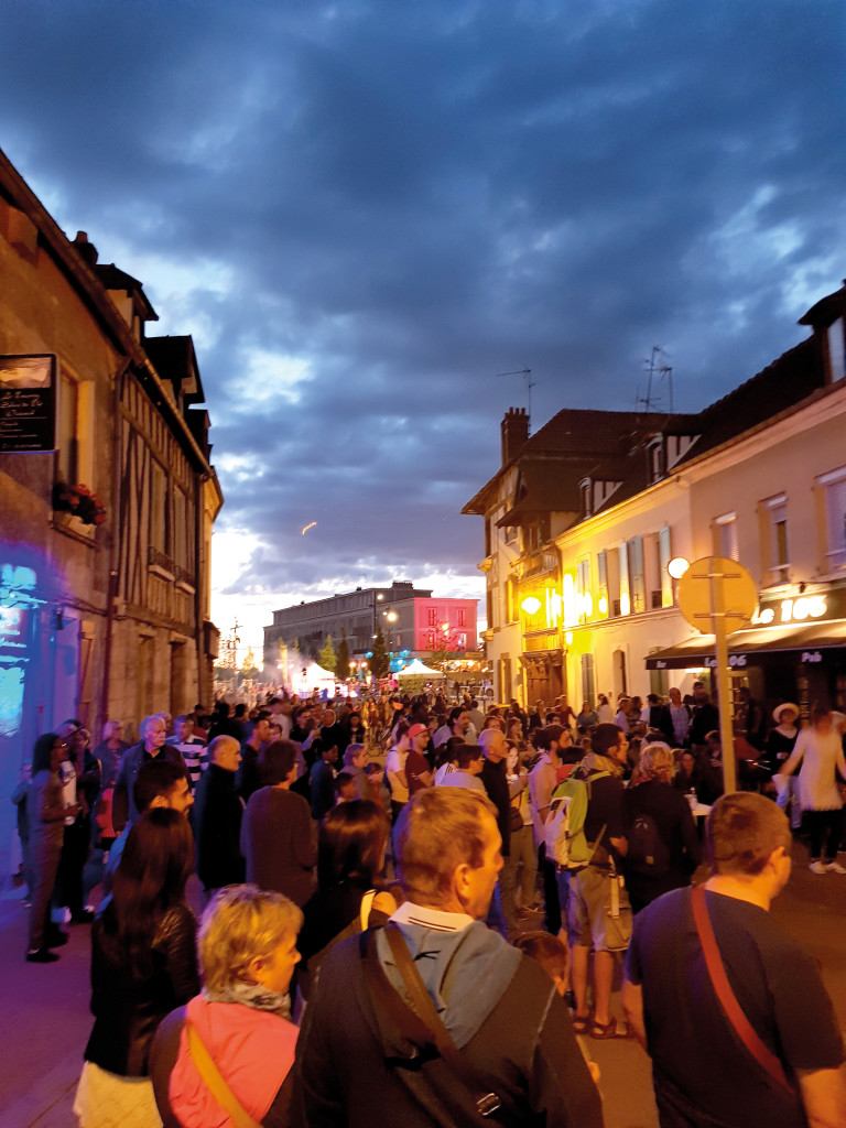 Le soir du vendredi 21 juin, les rues de Vernon étaient en pleine liesse. Et pour cause, jamais une Fête de la Musique n’avait attiré tant de monde. Autant de mélomanes qui ont pu profiter des nombreuses animations dans les bars et des 3 scènes installées par la ville rue Carnot, dont une sur la nouvelle place Chantereine, pour des concerts de 18h à minuit.