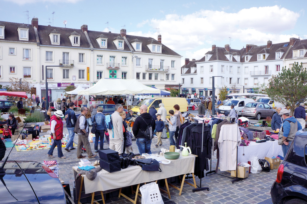 Lors du Grand Déballage, les rues du centre sont rendues piétonnes et couvertes de stands.