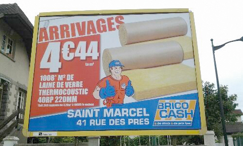 La ville lutte contre les dispositifs publicitaires de trop grande taille conformément au règlement signé en juin 2018. Les panneaux et enseignes de dimension 4x3 (12m²) sont désormais interdits sur tout le territoire de Vernon. Leur taille devra être réduite d’ici 2020 s’il s’agit de panneaux, 2024 si ce sont des enseignes.