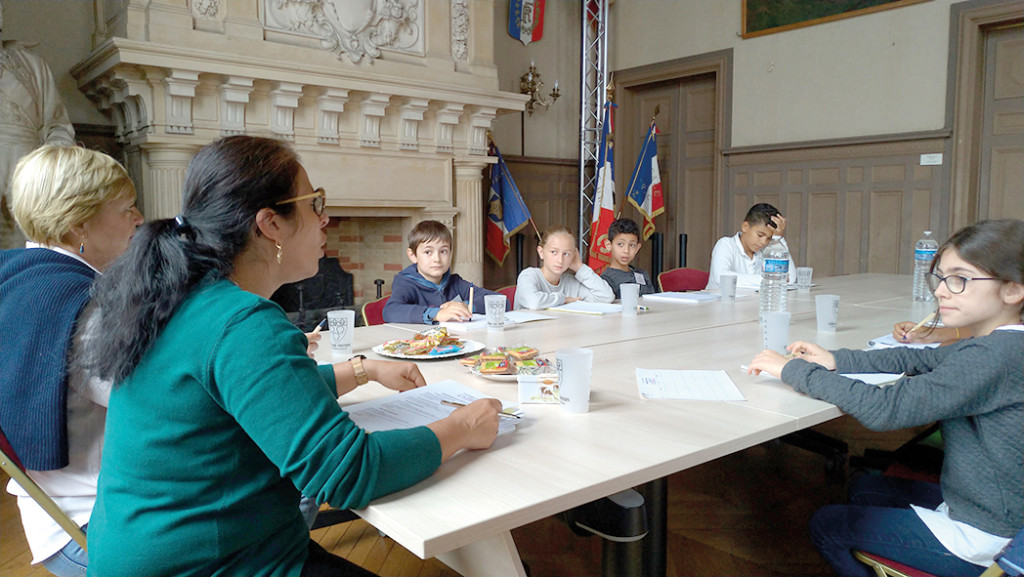 Le Conseil municipal des enfants a tenu sa première réunion de l’année scolaire, mercredi 25 septembre, à la mairie. Ces 11 élèves de CM2, élus en juin 2018 pour deux ans, représentent l’ensemble des écoliers vernonnais et participent à de nombreuses actions citoyennes. Lors de cette réunion, il a été décidé que le conseil siègera désormais dans les différentes écoles, à tour de rôle, afin de mieux connaître les problématiques des élèves. Par ailleurs, trois projets d’envergures ont été évoqués pour 2019-2020 : la formation des conseillers aux PSC1 (premiers secours), des visites des institutions républicaines et la mise en place d’actions écologiques dans les écoles.
