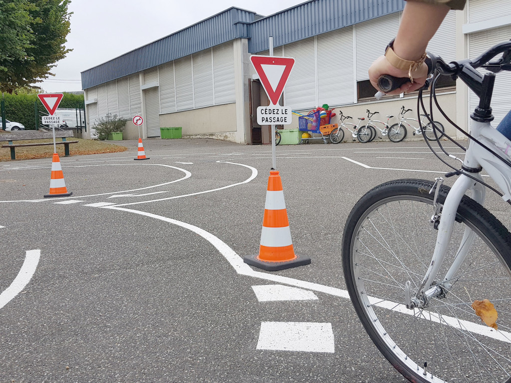 La piste tracée dans l’ancienne école Marcel Beaufour permet aux écoliers de s’initier aux rudiments du code de la route à vélo.
