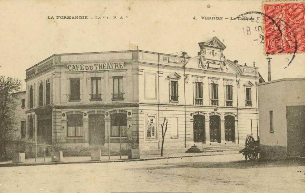 Le cinéma, inventé par les frères Lumière, apparaît officiellement en 1895, date à laquelle Adolphe Barette, le maire de Vernon, fait construire le théâtre municipal de la place de Paris. 