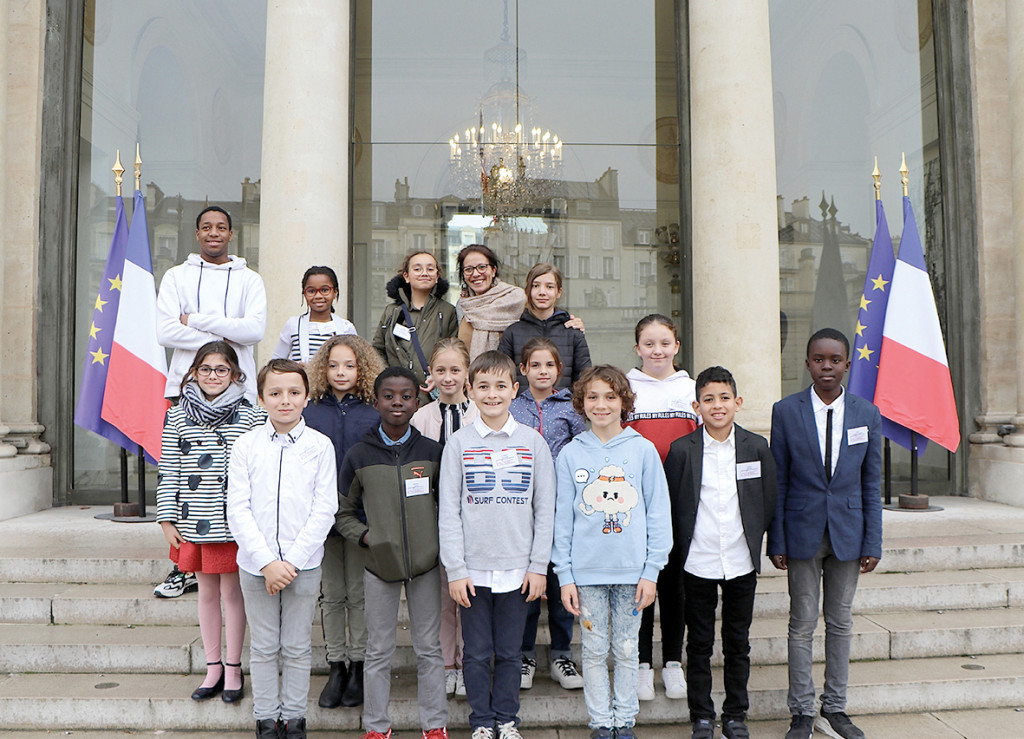 Mardi 23 octobre, 14 membres du Conseil municipal des enfants ont eu une belle opportunité. Ils se sont rendus à Paris pour visiter le palais de l’Elysée, où réside le président de la République, et celui du Luxembourg, où siège le Sénat. 