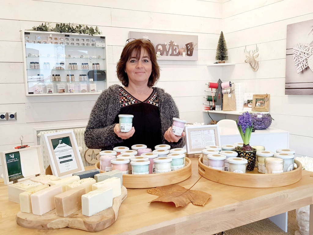Dans sa boutique, Véronique Villoury a créé une atmosphère chaleureuse et cocooning.