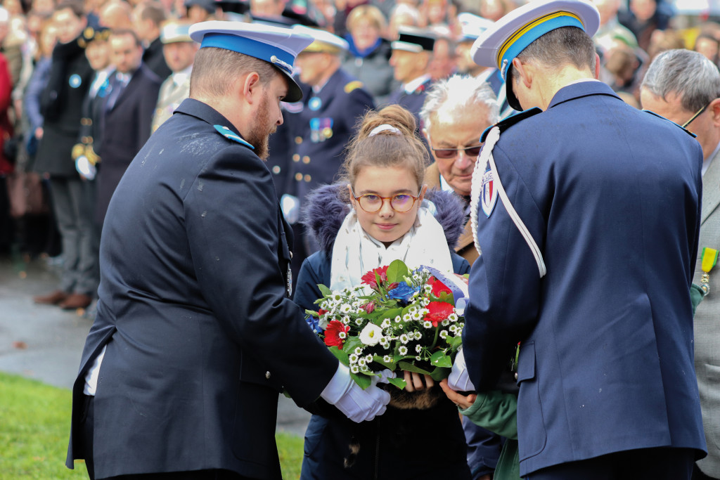 Lundi 11 novembre, les Vernonnais ont célébré la paix et rendu hommage aux morts pour la France lors du 101e anniversaire de l’Armistice de 1918. Des élus du Conseil municipal des enfants ont déposé des gerbes au pied du monument et une aubade a été jouée par l’orchestre de la Philharmonie.