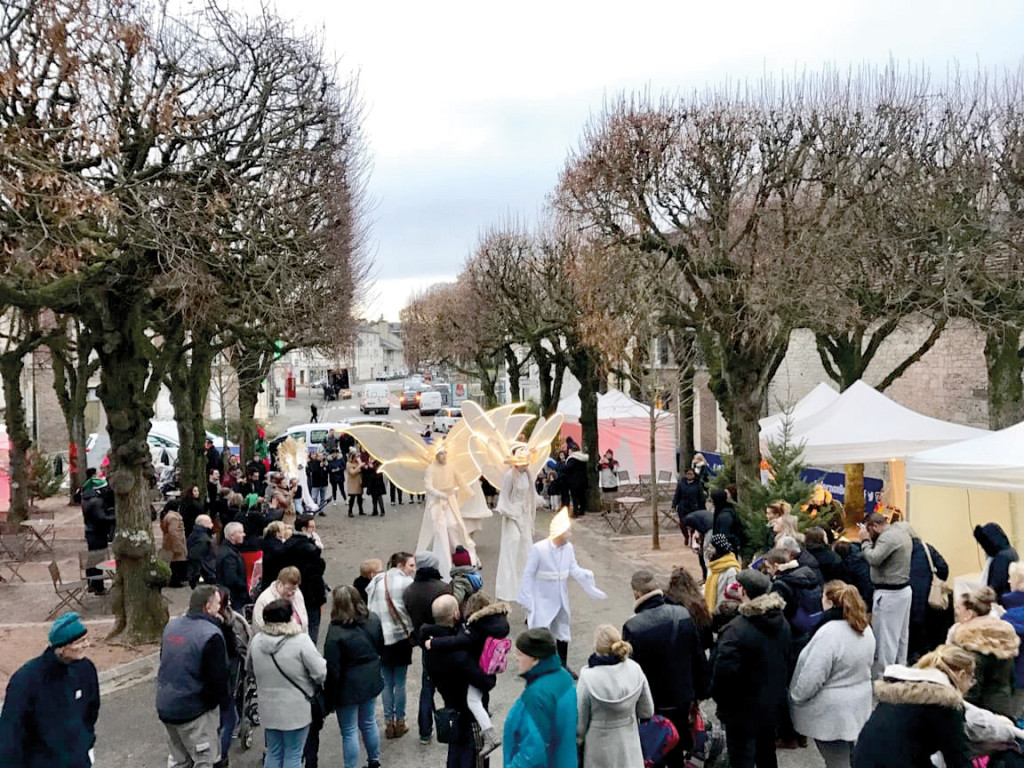 Cela fait 10 ans désormais que Vernonnet scintille tous les ans pour Noël. À l’initiative du Conseil de Quartier, cet après-midi festive et chaleureuse regroupe les services de la ville, le centre social des Pénitents, Eure Habitat, ainsi que les fédérations des parents d’élèves des écoles Pierre Bonnard et des Nymphéas. Ces dernières tiendront un stand de vente de jouets, au profit des coopératives scolaires. Le Père Noël en personne est attendu pour l’occasion !