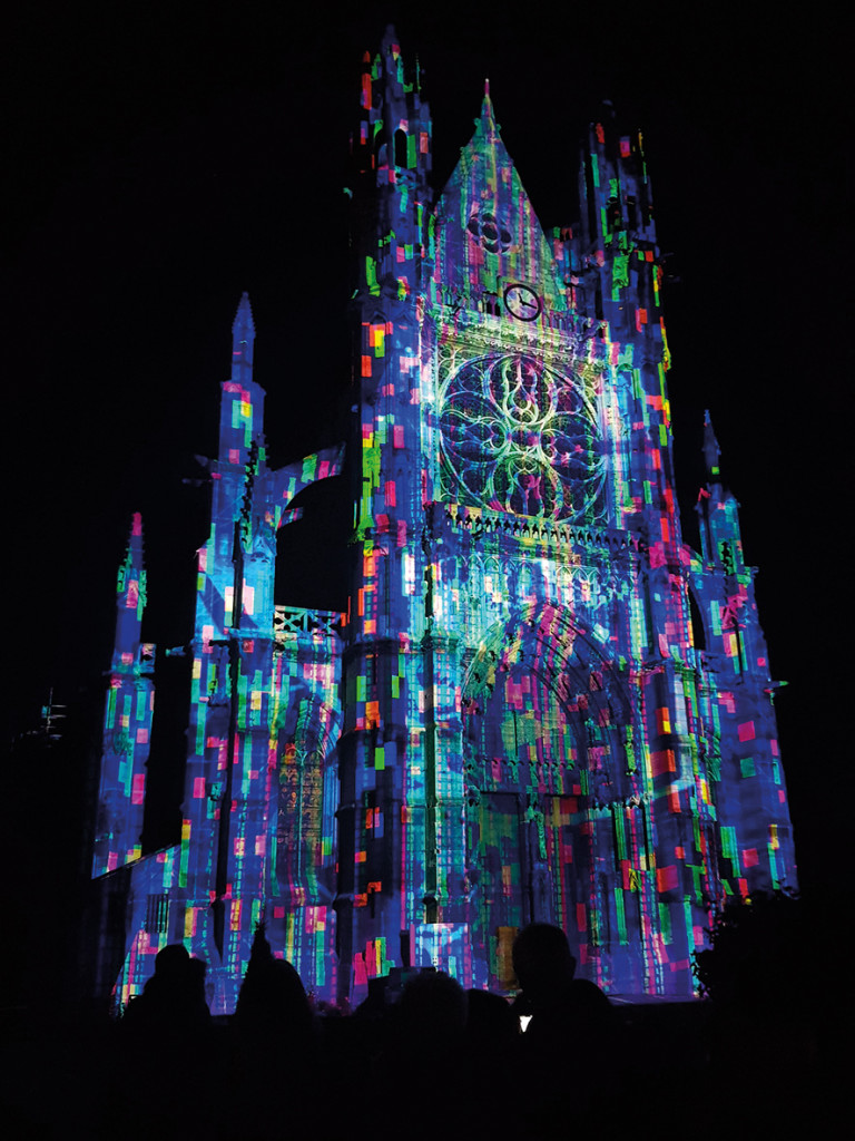 Pour sa 1re édition, le Festival Impressions voit grand et mêle musique, cinéma et art. A l’extérieur de la Collégiale, Arotin & Serghei ont présenté un son et lumières. Le rendez-vous est pris pour l’année prochaine !