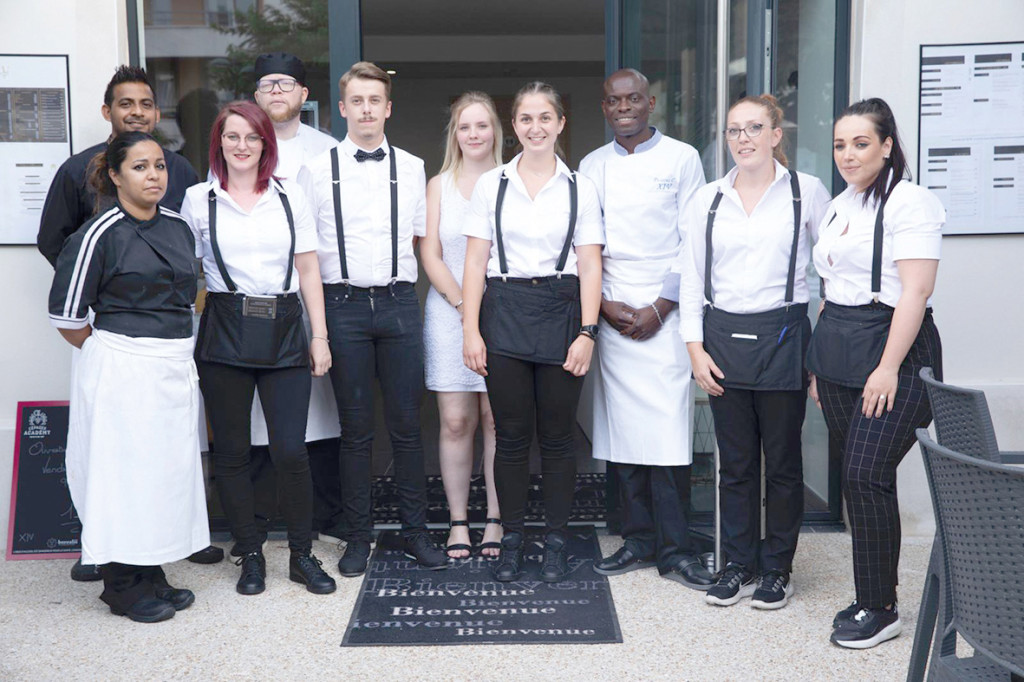 Ce bâtiment emblématique de la ville, abandonné depuis plusieurs années, renaît grâce à l’inauguration du XIV, un restaurant semi-gastronomique doublé d’un bar lounge.